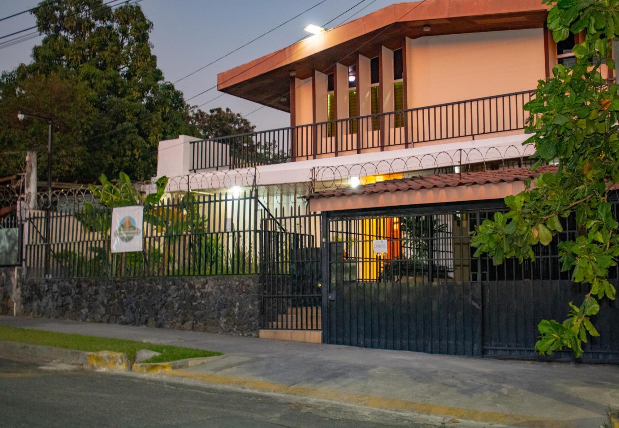 Volcano Hostal Y Restaurante Σαν Σαλβαντόρ Εξωτερικό φωτογραφία